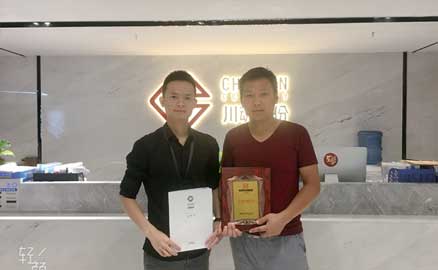 李先生在湖南當?shù)爻赃^帽牌貨冒菜