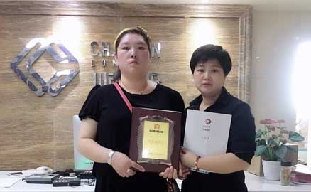 來(lái)自黑龍江的趙女士成功與帽牌貨冒菜簽約